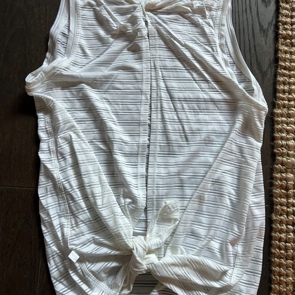 Lululemon Size 4 Workout Tank - Picture 2 of 2